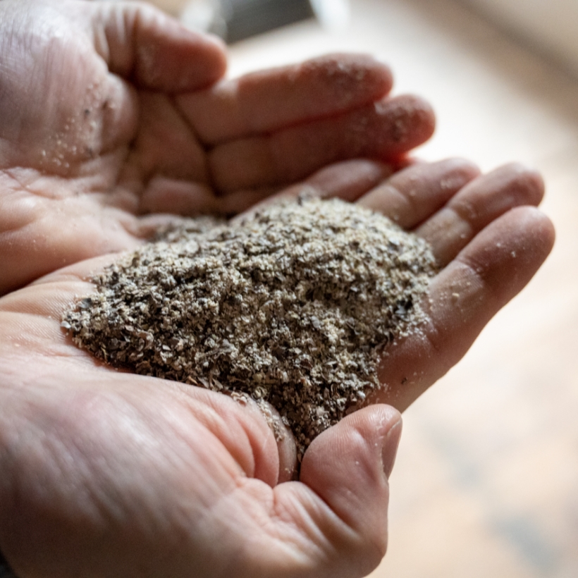 Image contexte Ar Milin Coz, mains tenant de la farine de blé noir