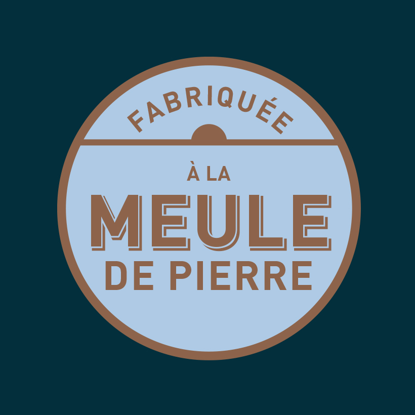 Macaron Ar Milin Coz fabriquée à la meule de pierre, sur fond bleu foncé