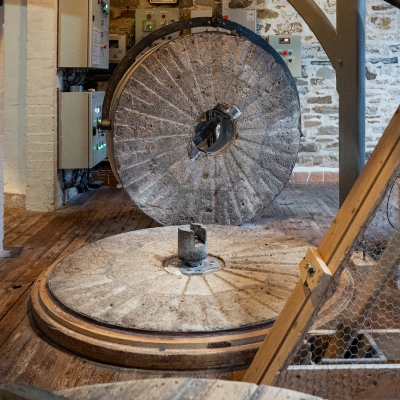 Image contexte Ar Milin Coz, meules de pierre à l’intérieur du moulin