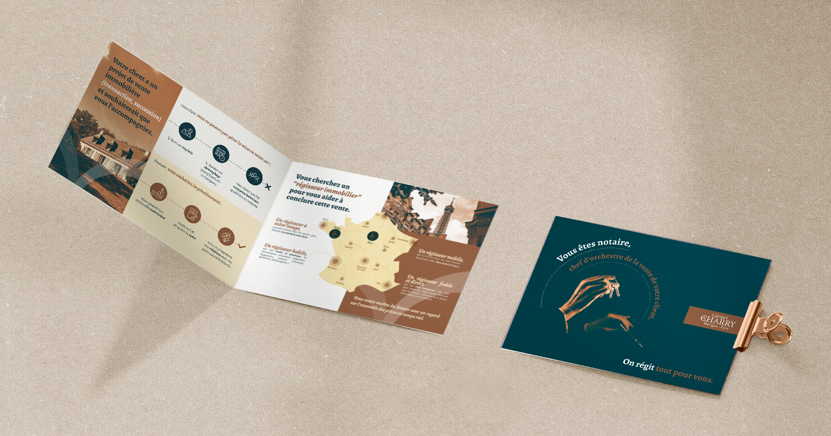 Plaquette institutionnelle Cabinet De Charry, ouverte et fermée, sur fond beige