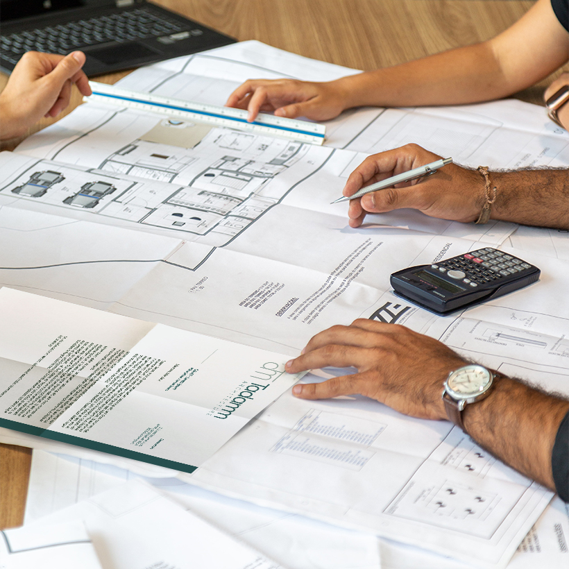 Image contexte Tadamm Architecture plans, calculatrice et trois personnes