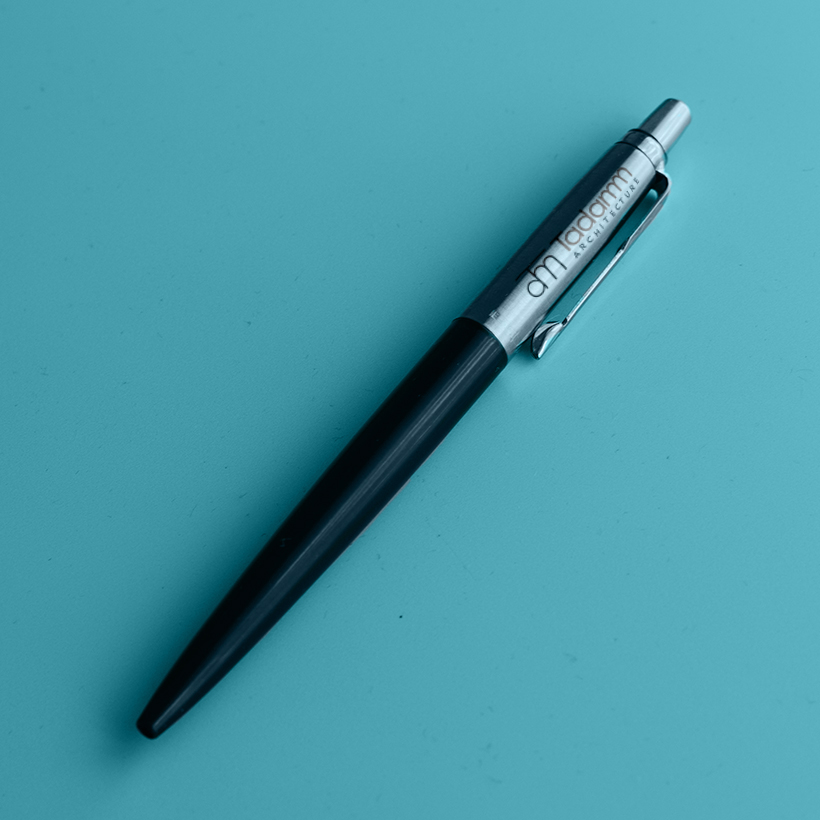 Stylo Tadamm Architecture sur fond bleu