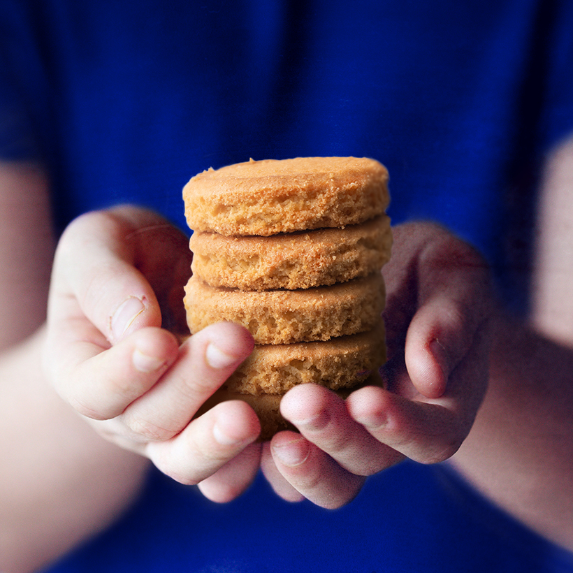 Photo culinaire palets Pleyben, tenus dans deux mains