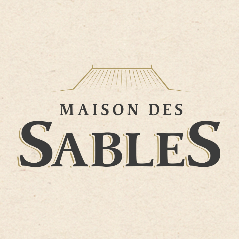 Logo Maison des sables, sur fond papier beige