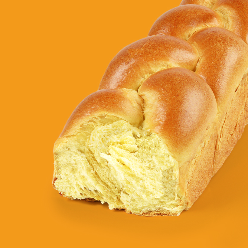 Photo culinaire Maison des sables, brioche ouverte, sur fond orange, vue de face
