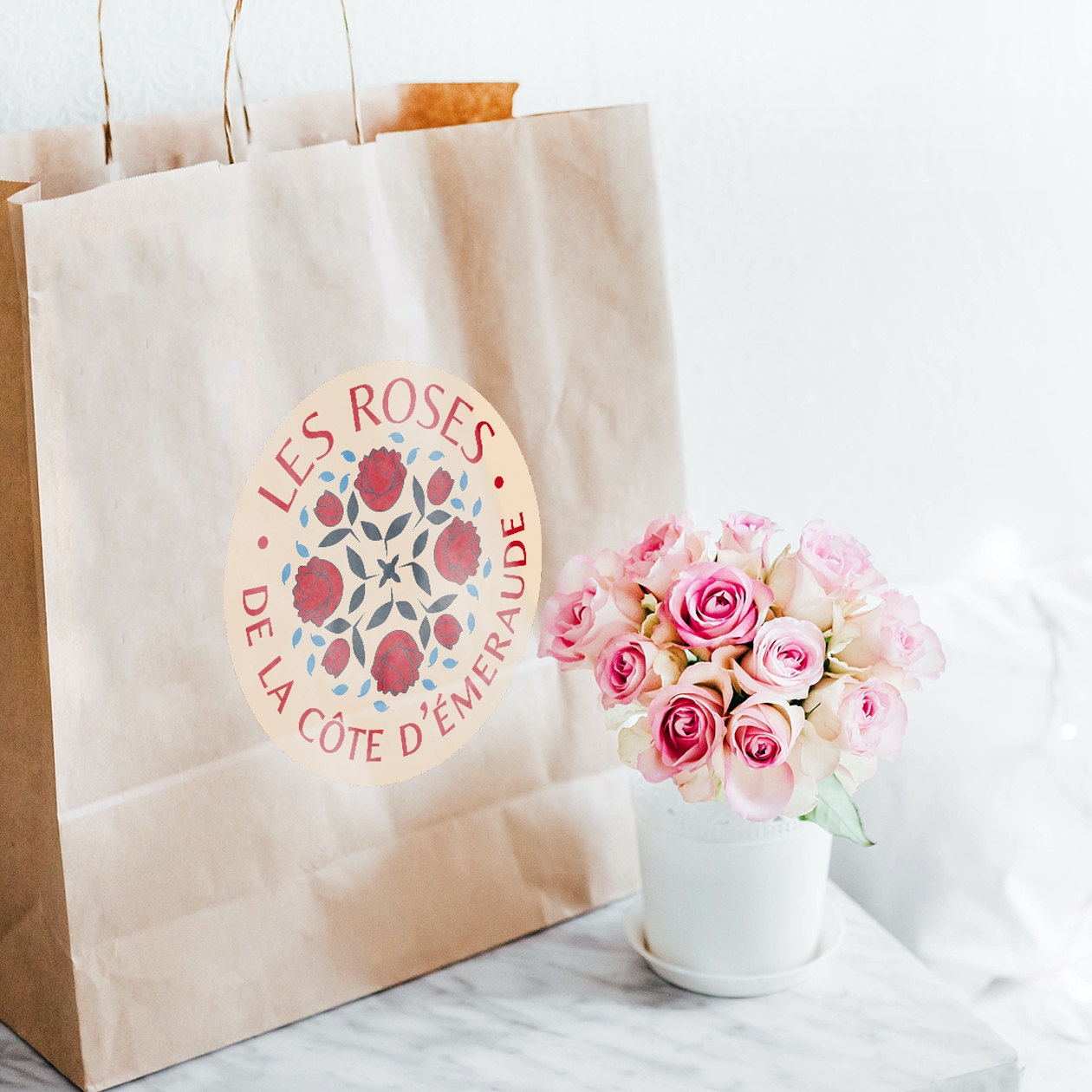 Goodies Roses de la cote d’emeraude, sac en papier avec le logo et bouquet de roses