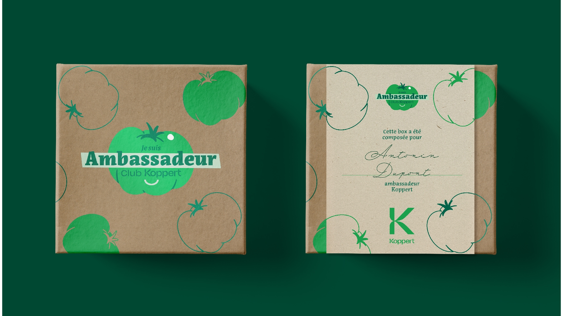 Deux coffrets personnalisés en carton et papier sur lequel les graphismes Ambassadeur Koppert sont appliqués. Le second coffret est recouvert d’une bague sur lequel est écrit le nom de la personne à qui le coffret est offert.