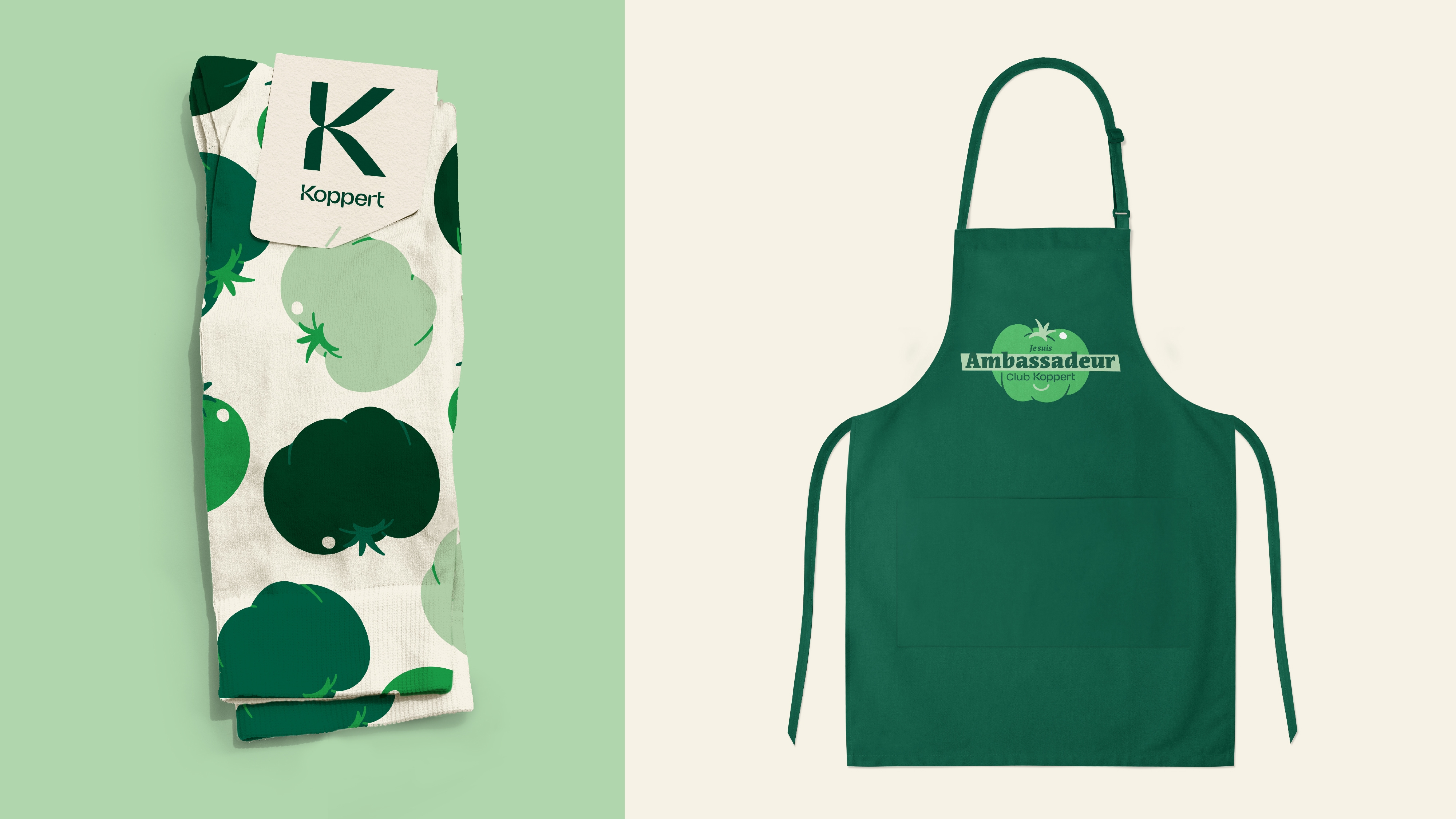 À gauche, une paire de chaussette personnalisée avec un motif de tomates vertes, à droite un tablier avec le logo ”Je suis ambassadeur Koppert” et l’illustration de tomate