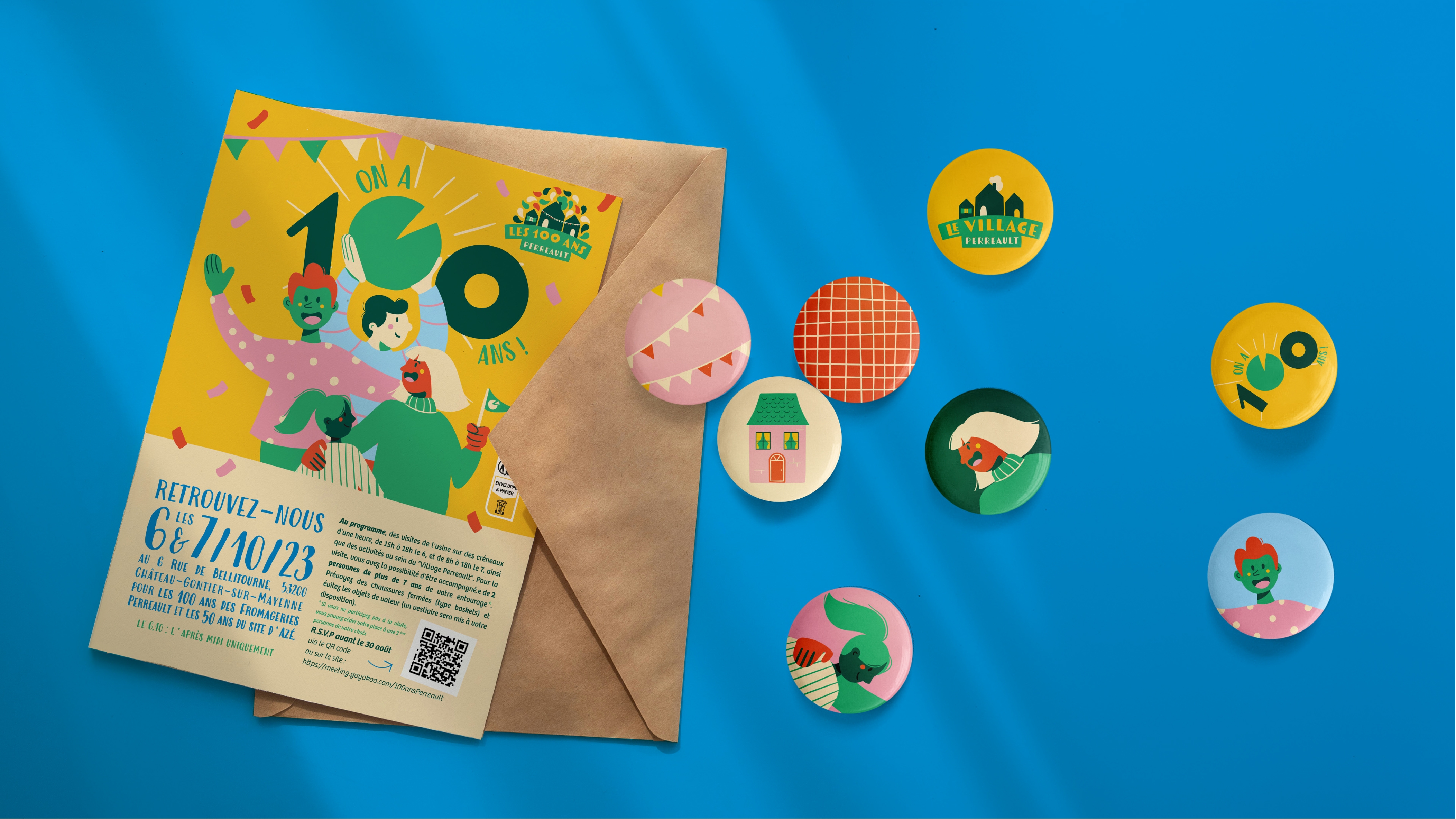 L’invitation pour l’évènement sur une carte accompagnée de badges à l’image de l’évènement, sur fond bleu