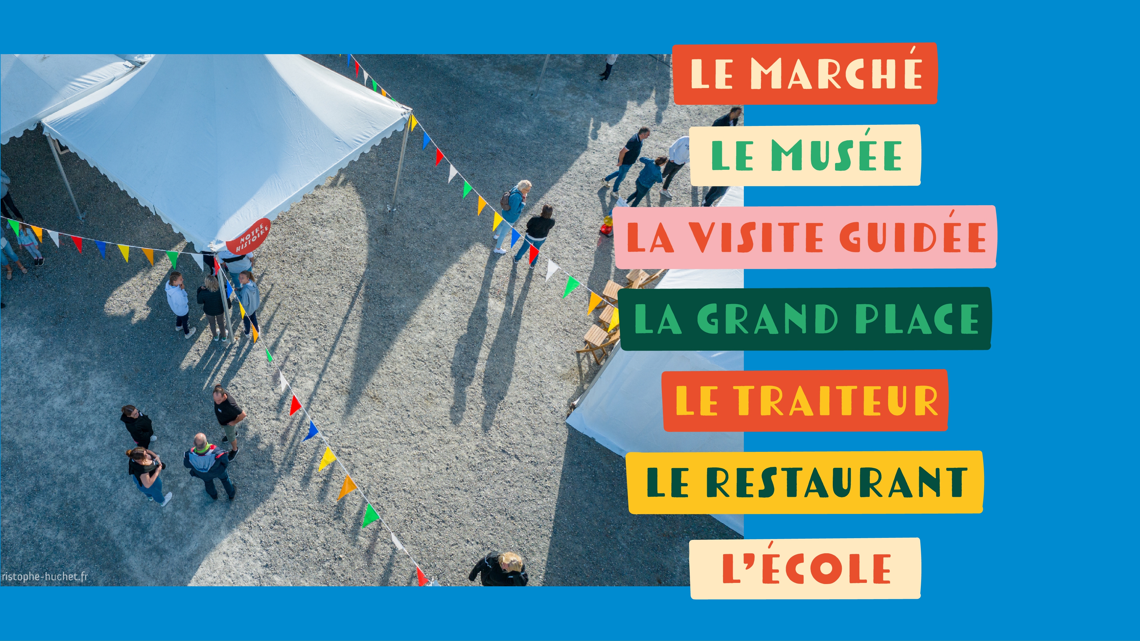 Sur fond bleu, à gauche une vue drone des stands de l’évènement avec à gauche, une liste de noms de stands 